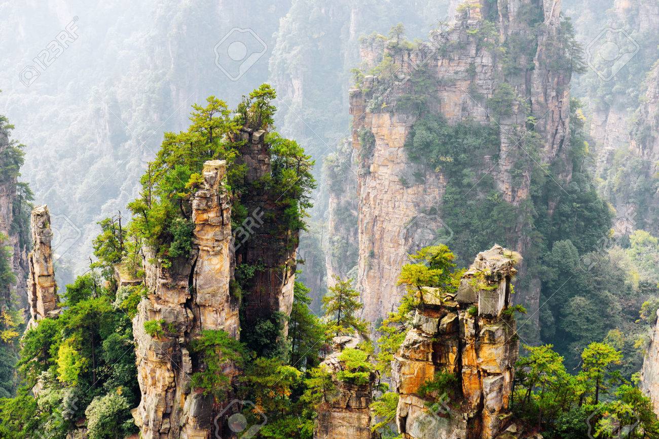 張り家界国家森林公園 中国湖南省の天池山 アバター山 の天然石英砂岩の柱の見事な景色 緑豊かな山々 がバック グラウンドで表示されます の写真素材 画像素材 Image