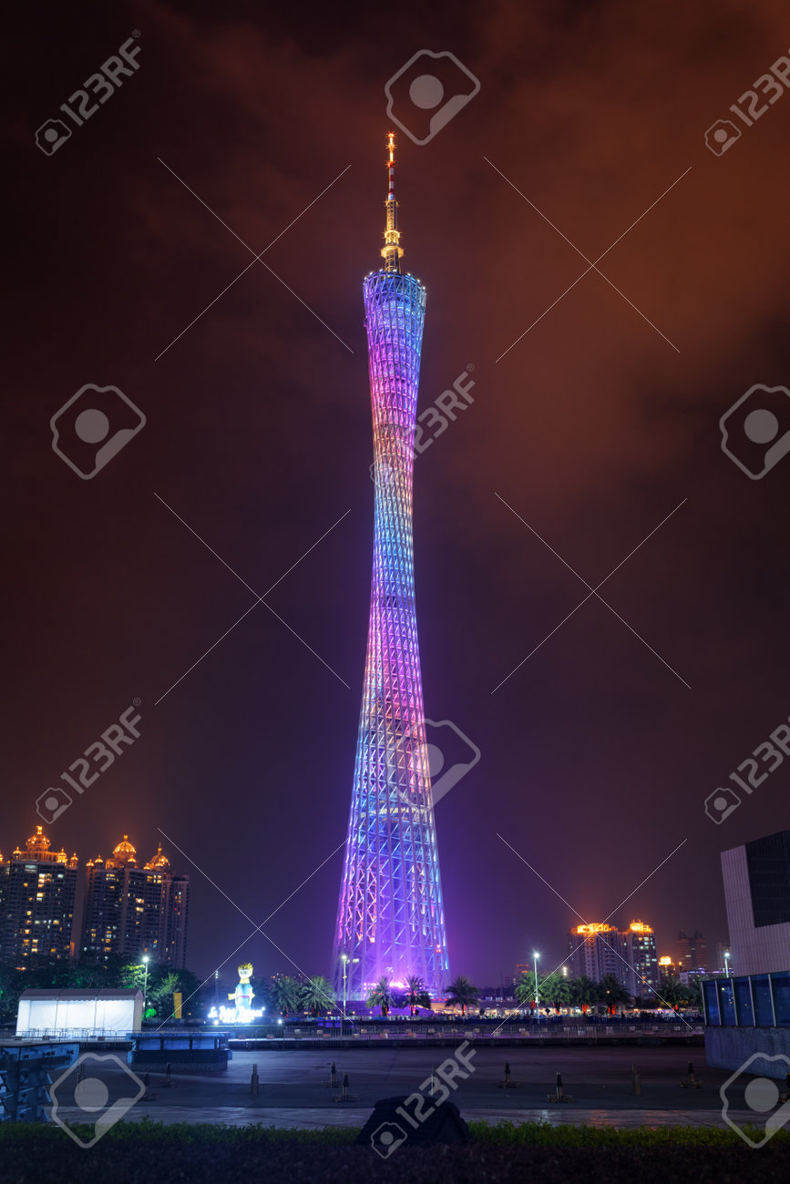 広州 広東省 中国 15 年 11 月 7 日 広州塔 天文学的な広州テレビ 観光タワー の夜景 驚くべきタワーは点灯し カラフルなライトを放出します の写真素材 画像素材 Image