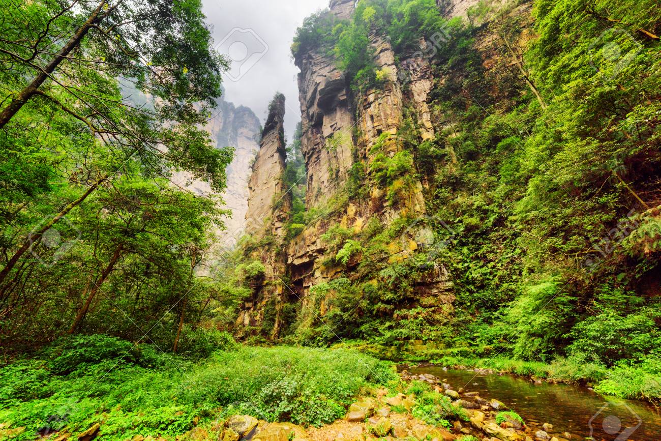 荒れ模様の空の背景に急な崖の素晴らしい景色。幻想的な岩と天池山
