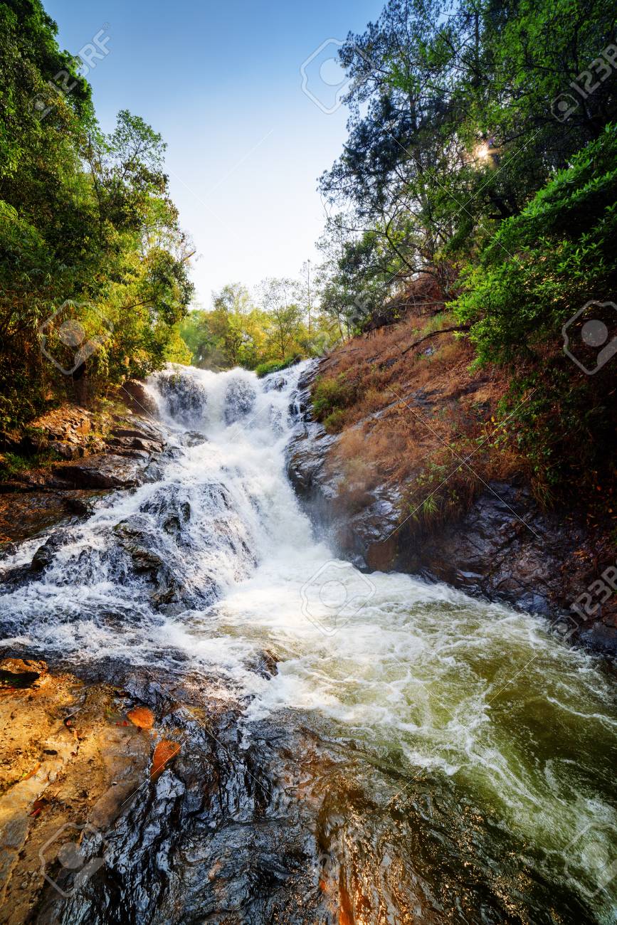 夏の緑の森の中でクリスタル クリアな水と自然の滝の美しい景色 ベトナムの美しい森の風景 ダタンラ滝は アジアの人気の観光地です の写真素材 画像素材 Image