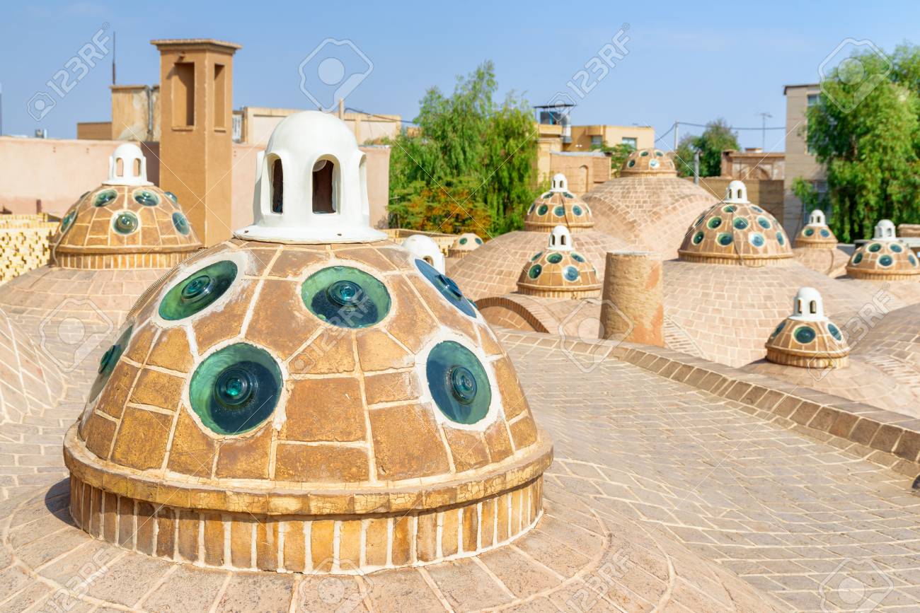 이란 카샨에 있는 술탄 아미르 아흐마드 목욕탕의 아름다운 지붕에 볼록 유리가 있는 멋진 돔. 이란 전통 공중목욕탕. 놀라운 페르시아  건축. 로열티 무료 사진, 그림, 이미지 그리고 스톡포토그래피. Image 119006375