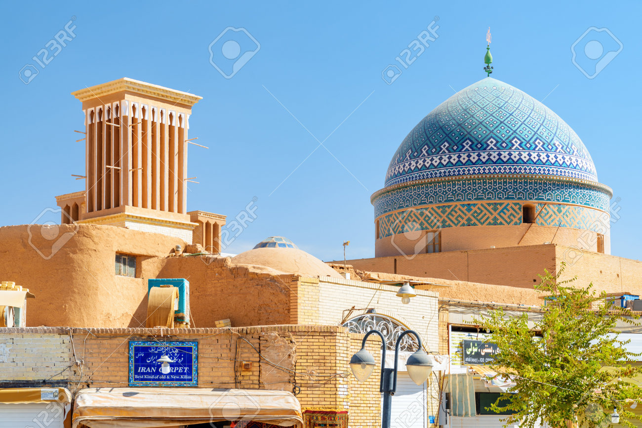 이란, 야즈드 - 2018년 10월 26일: 역사적인 도시 야즈드에 있는 전통적인 이란 윈드캐쳐 타워(badgir)와 Seyed  Rokn Addin Mausoleum의 돔의 놀라운 전망. 독특한 페르시아 건축. 로열티 무료 사진, 그림, 이미지 그리고  스톡포토그래피. Image
