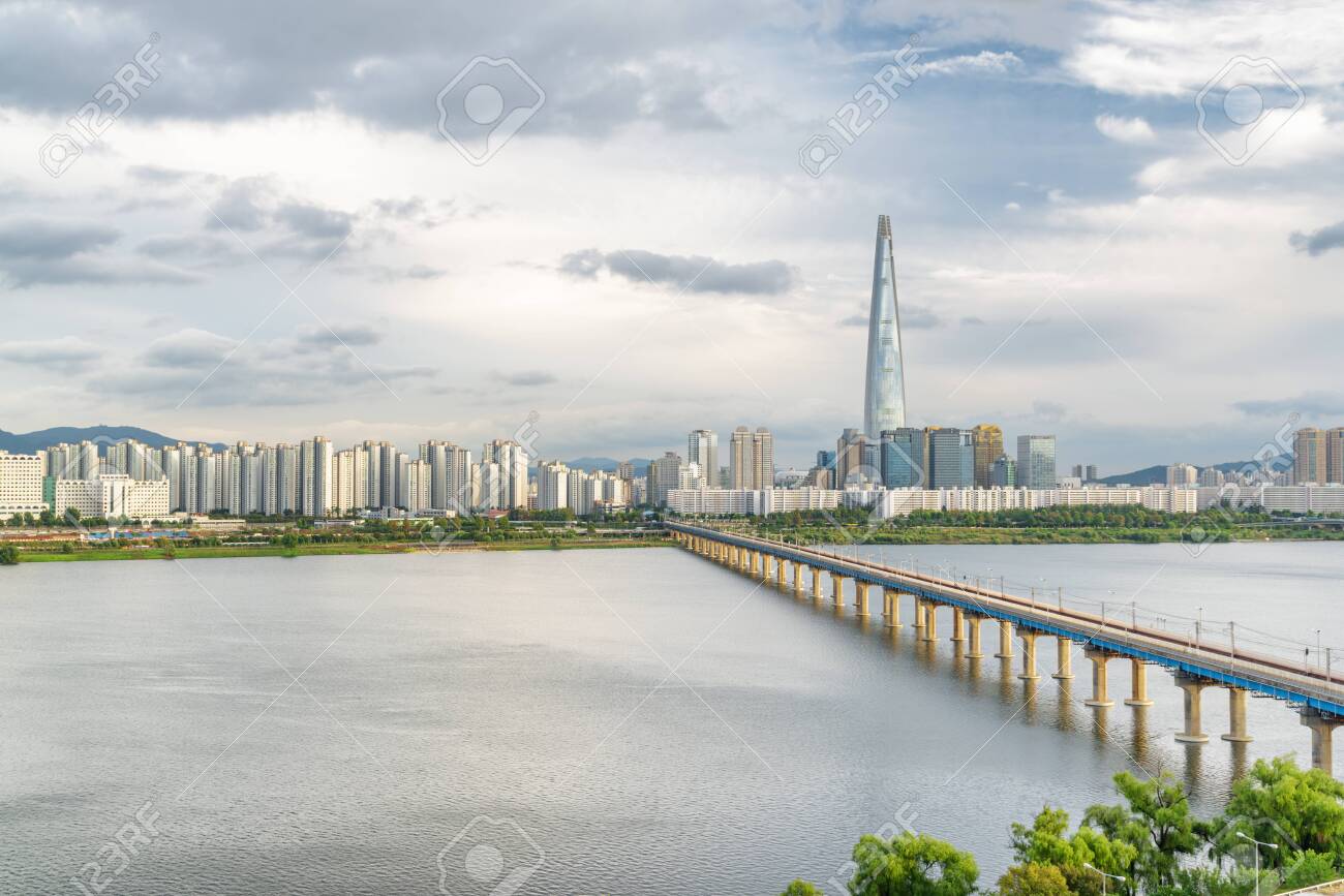 Scenic view of Jamsil Railway Bridge over the Han River (Hangang) at downtown of Seoul in South Korea. Skyscraper is visible on cloudy sky background. Wonderful cityscape. - 151926260 Scenic view of Jamsil Railway Bridge over the Han River (Hangang) at downtown of Seoul in South Korea. Skyscraper is visible on cloudy sky background. Wonderful cityscape. - 151926260