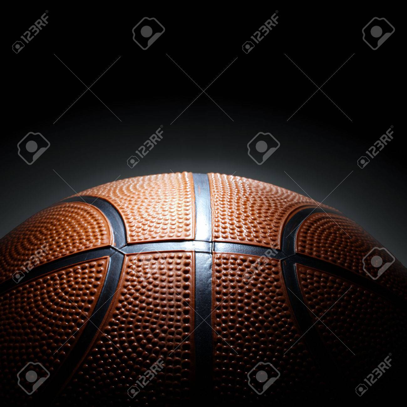 黒い背景にバスケット ボールの写真 の写真素材 画像素材 Image
