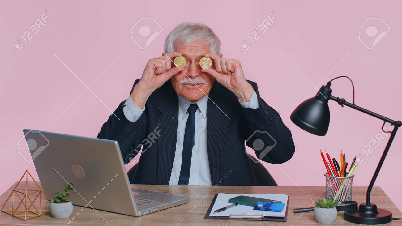 황금 비트코인 성취를 보여주는 노인 사업가 경력 부 암호화폐 투자 채굴 돈 소득 미래 기술 노인 프리랜서 사무실에서 얼굴 만들기 로열티  무료 사진, 그림, 이미지 그리고 스톡포토그래피. Image 186751126