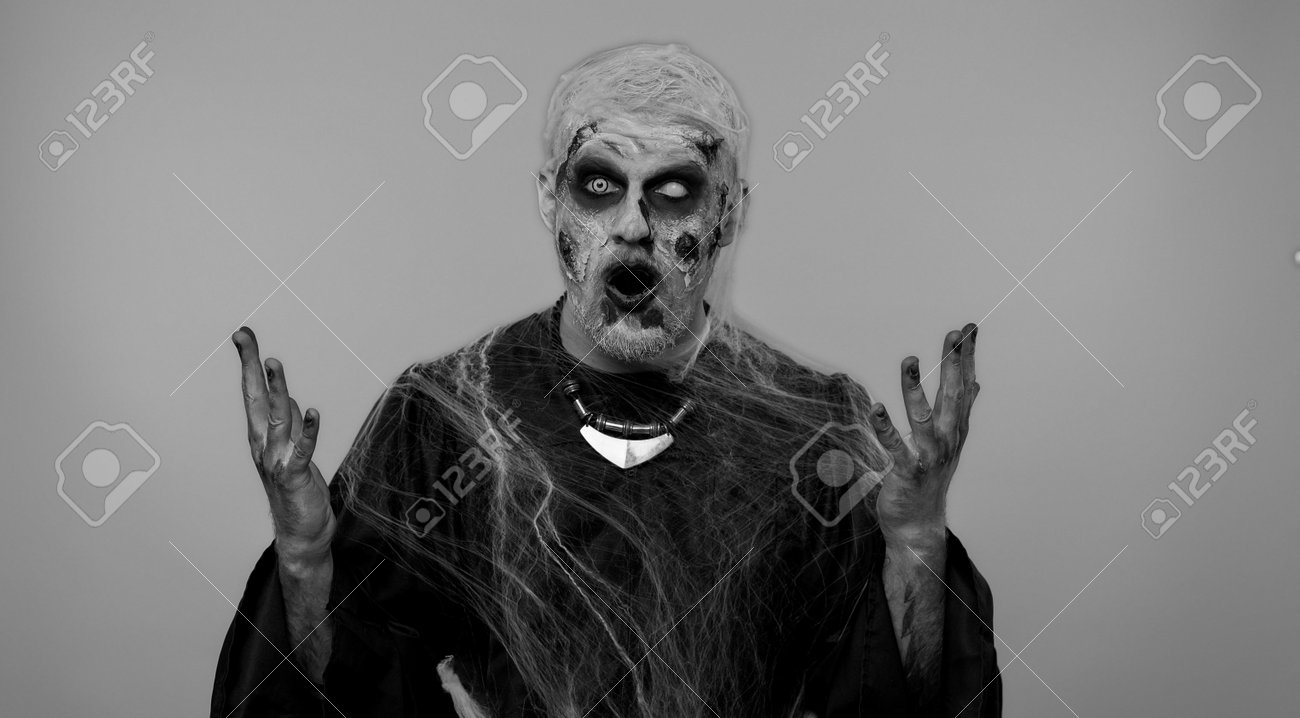 맙소사 와우 할로윈 좀비 피 묻은 상처 입은 무서운 남자가 손을 들고 놀라서 큰 눈으로 카메라를 바라보며 갑작스러운 승리에 충격을 받은  불길한 언데드 남자 혼자 흥분했습니다 로열티 무료 사진, 그림, 이미지 그리고