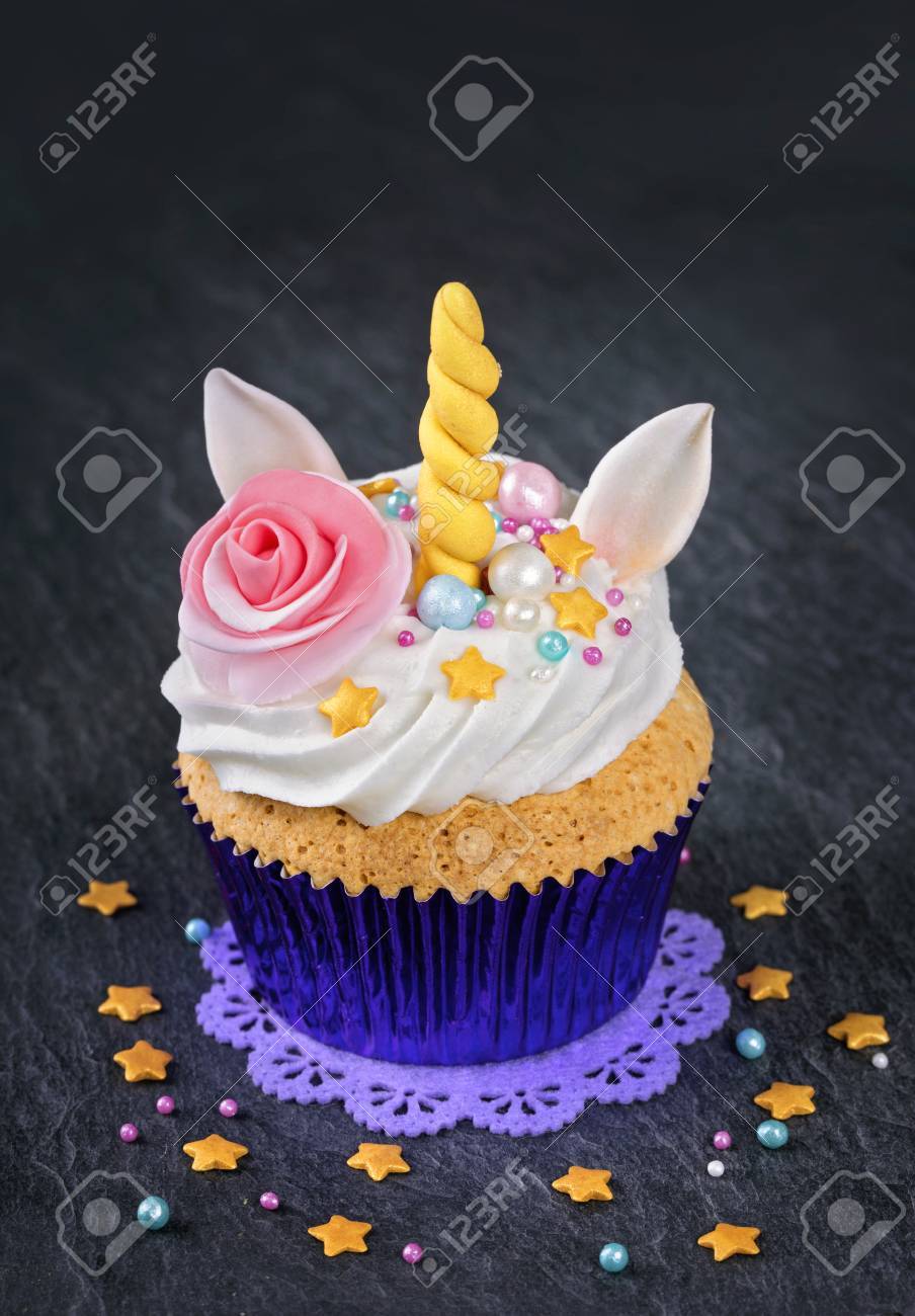 黒いスレートのユニコーン カップケーキ の写真素材 画像素材 Image