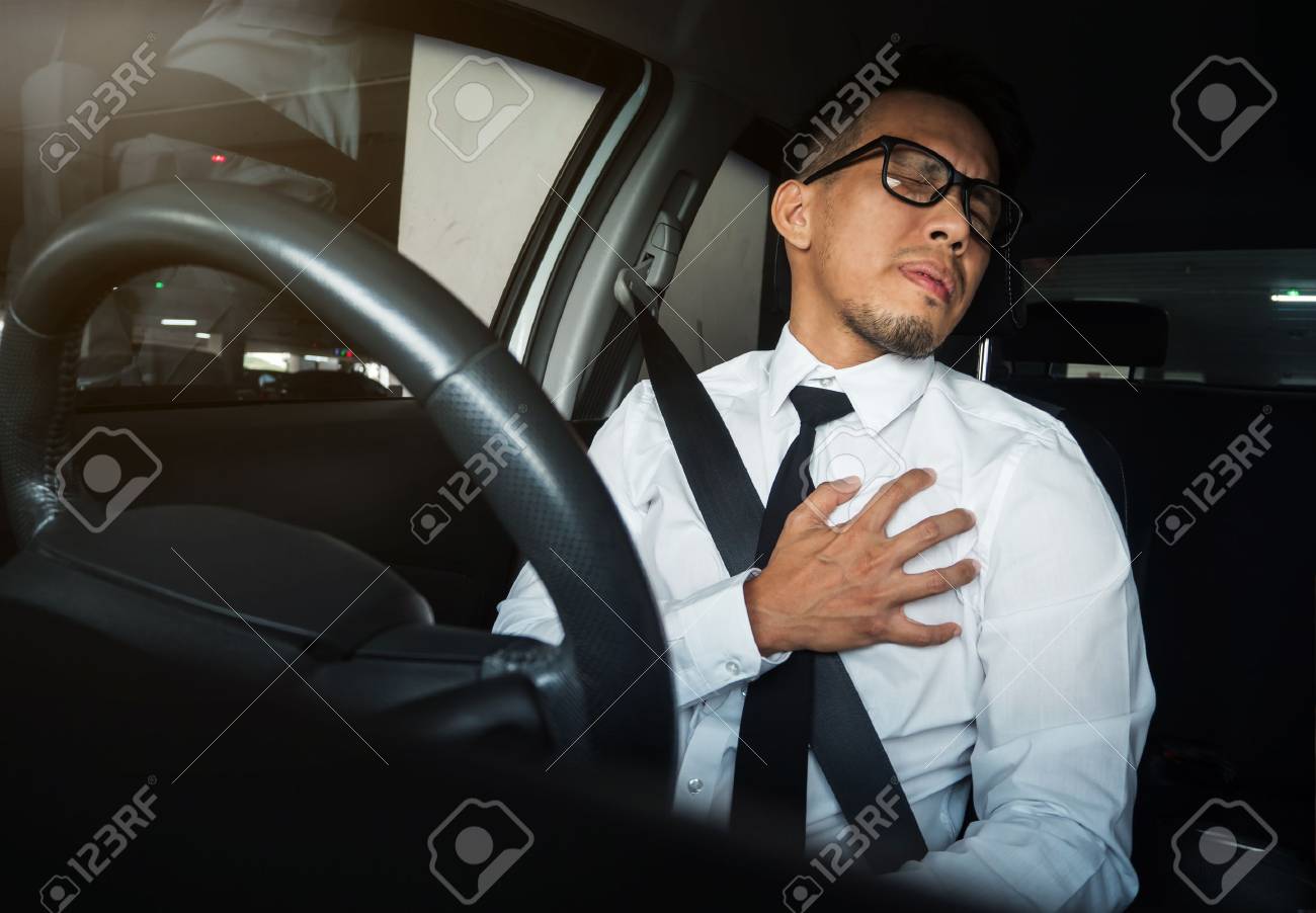 病気 疲れ 病気 過労のコンセプトの疲れています アジア系のビジネスマンは 彼の車を運転中に心臓発作を持っていること の写真素材 画像素材 Image