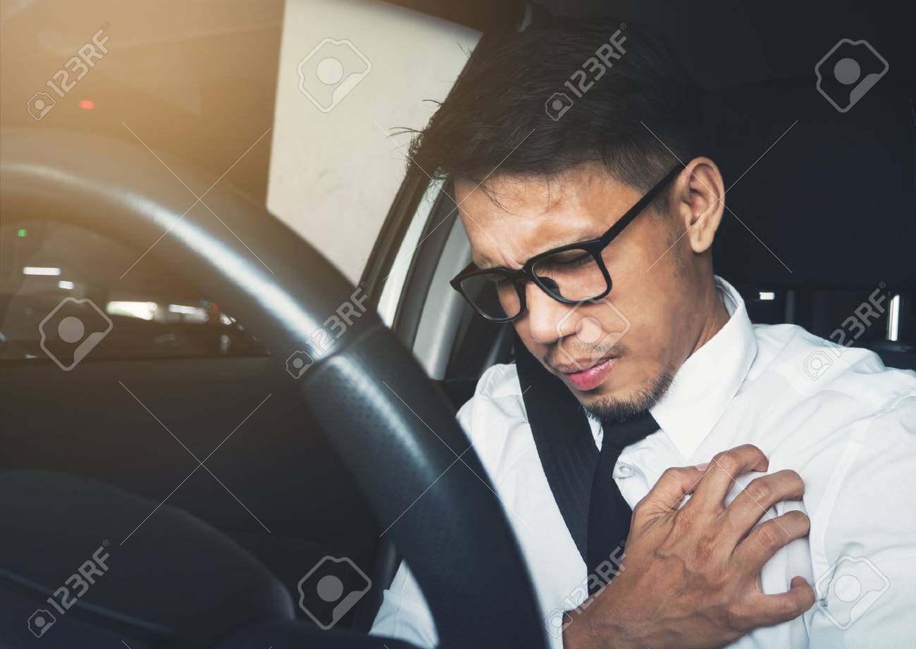 病気 疲れ 病気 過労のコンセプトの疲れています アジア系のビジネスマンは 彼の車を運転中に心臓発作を持っていること の写真素材 画像素材 Image