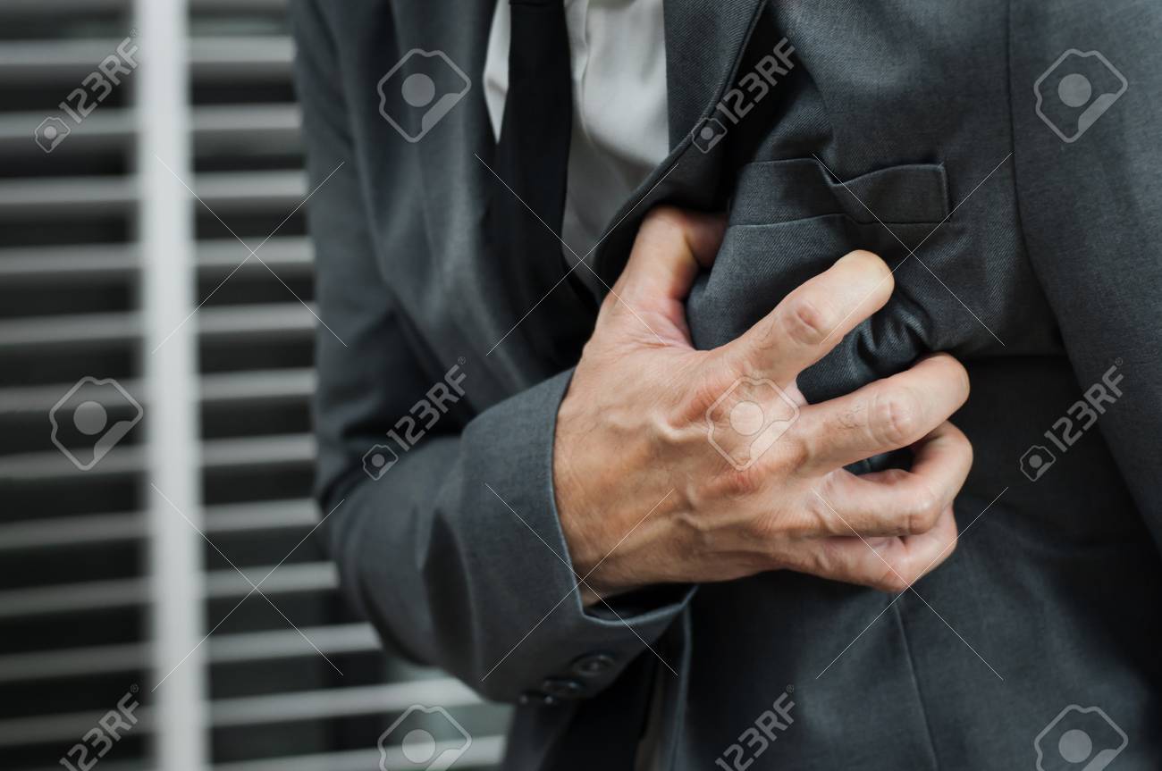 ビジネスマンをグレーに近いスーツは心臓発作 疲れ 病気 病気 疲れの概念 の写真素材 画像素材 Image