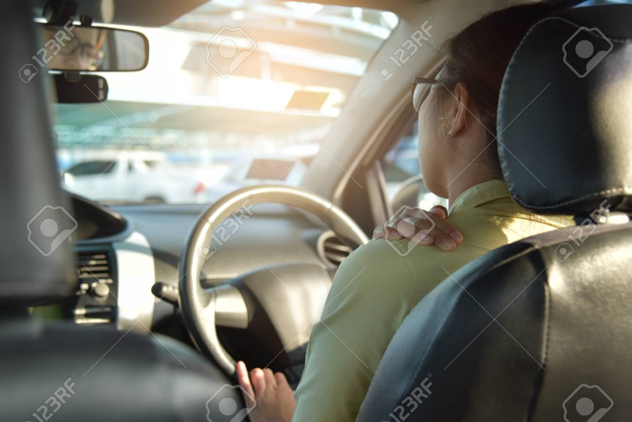 車を運転している間彼女の肩 背中や首に痛みを持っているアジアのメガネ ビジネス女性の後姿 病気 疲れ 病気 超過労働概念の疲れています の写真素材 画像素材 Image