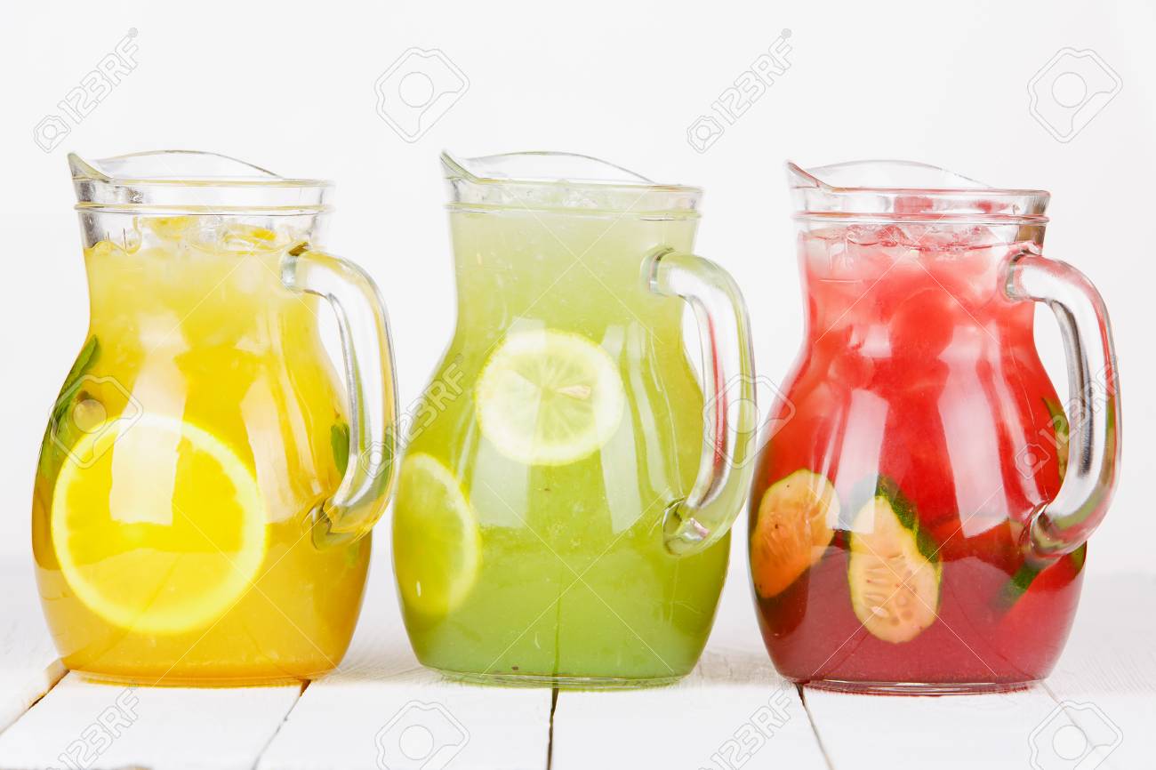 Vielzahl Der Limonade Im Krug Mit Zitrone Und Eis Auf Holzerner Tabelle Lizenzfreie Fotos Bilder Und Stock Fotografie Image 83263446