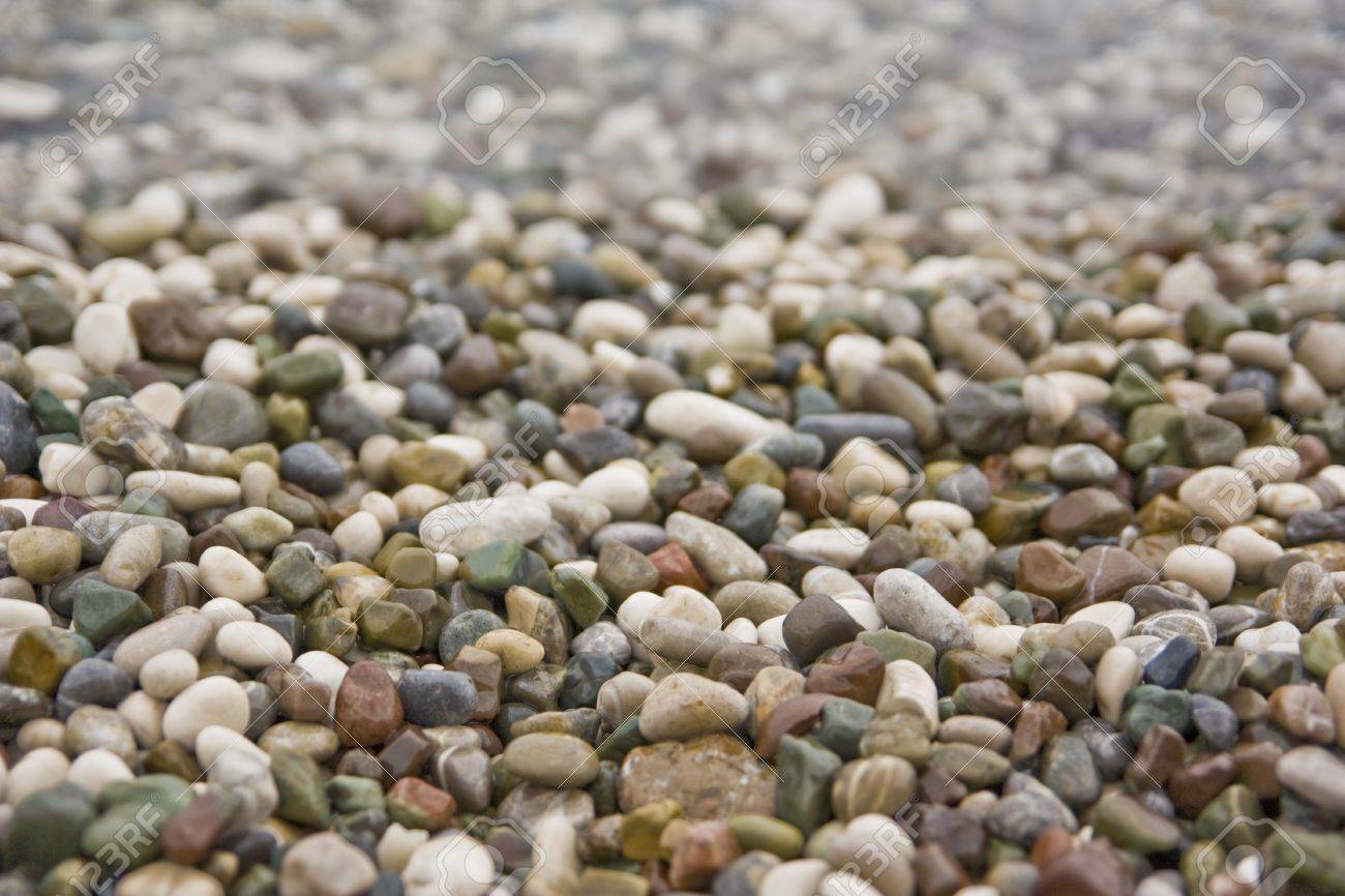 Pequeñas Piedras De Colores En La Playa Con Poca Profundidad De ...
