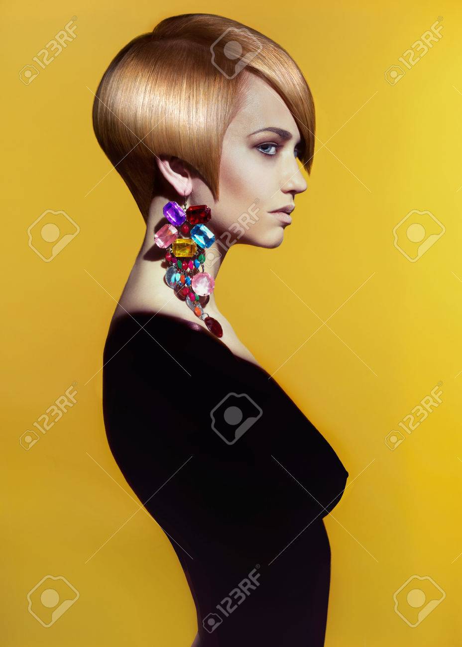 スタイリッシュなヘアスタイルと美しい女性のファッション アート写真 の写真素材 画像素材 Image