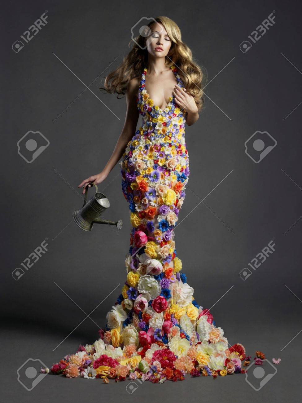 ドレスの花の咲くゴージャスな女性のスタジオ ポートレート の写真素材 画像素材 Image
