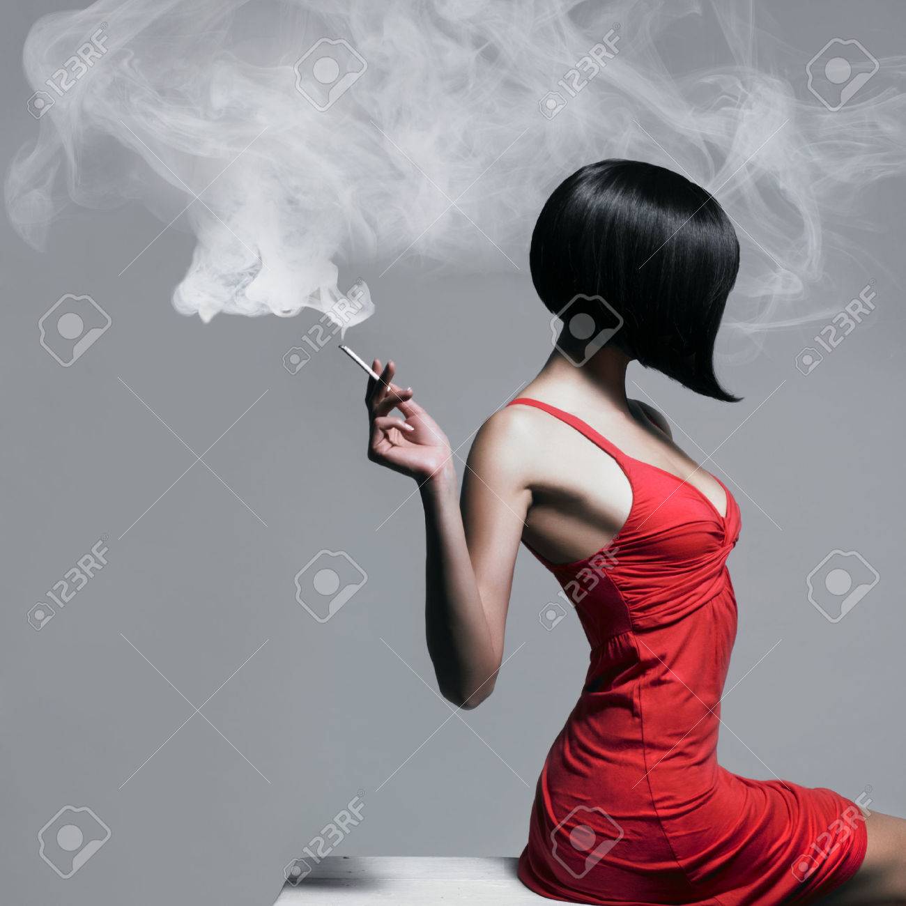 30050390-retrato-de-la-bella-arte-de-una-hermosa-dama-con-el-cigarrillo.jpg