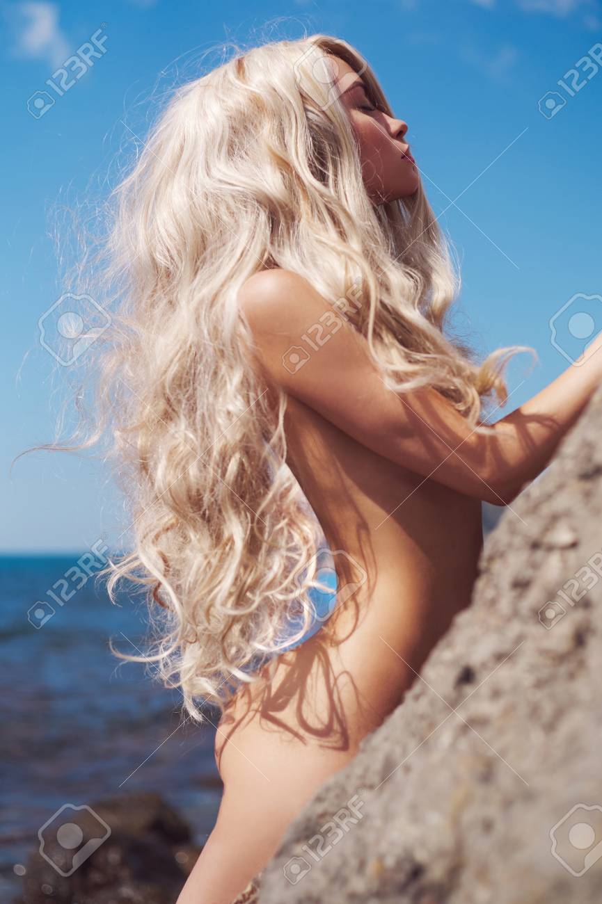 blond nudist ヌーディストビーチで裸金髪の美しい肖像画の写真素材・画像素材 Image 59691966