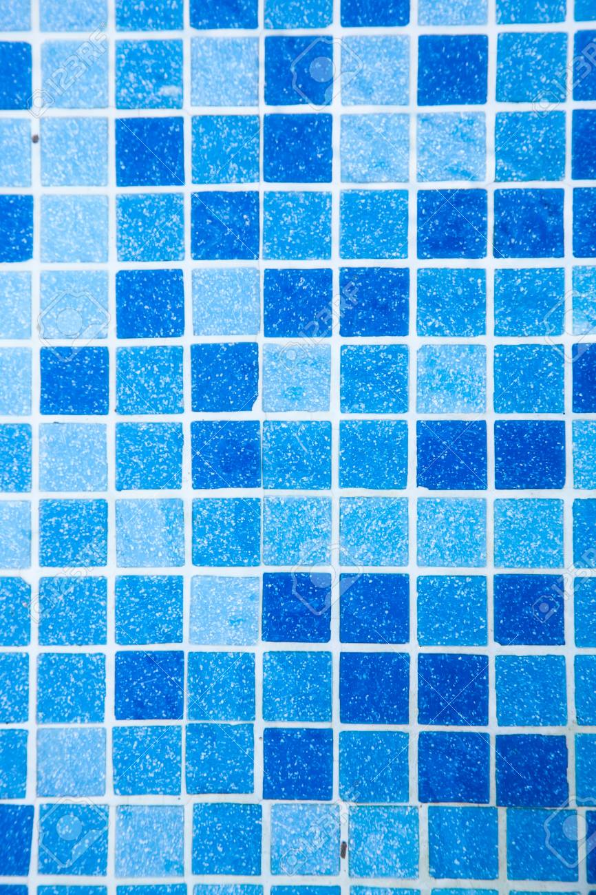 Mosaico della piscina in tonalità di blu. foto royalty free ... Tonalità di blu