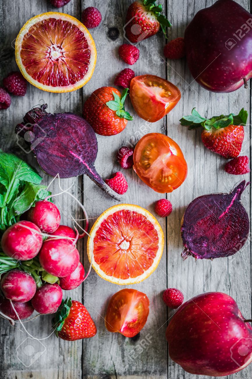木製の背景で赤い果物と野菜 の写真素材 画像素材 Image