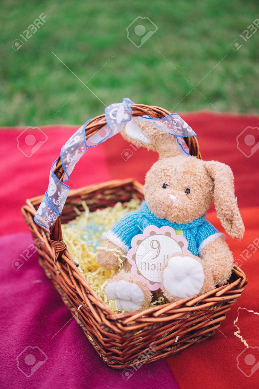 Panier Avec Des Cadeaux Pour Un Bebe Nouveau Ne Banque D Images Et Photos Libres De Droits Image