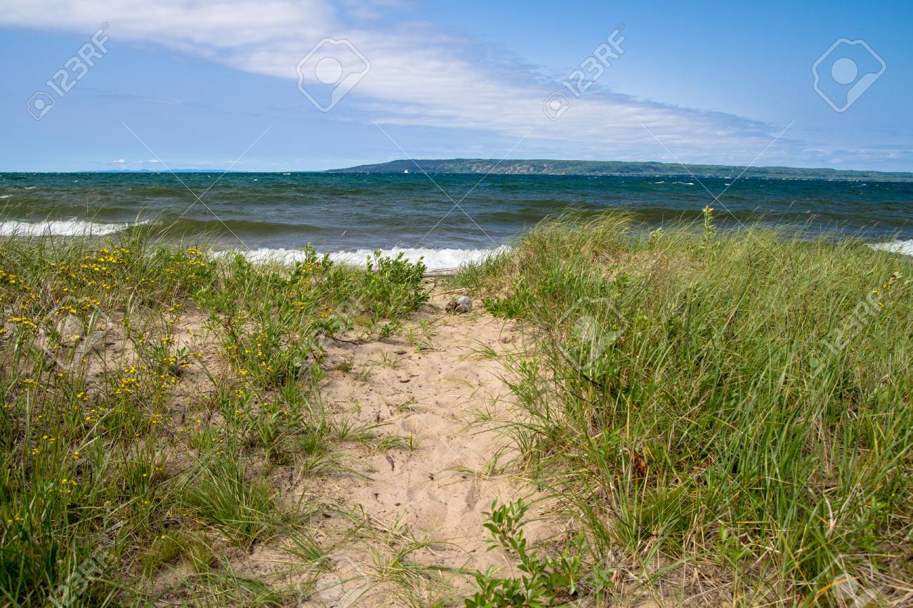 ビーチへの道 スペリオル湖の日当たりの良い海岸砂丘草の小道 の写真素材 画像素材 Image ビーチへの道 スペリオル湖の日当たりの良い海岸砂丘草の小道 の写真素材 画像素材 Image