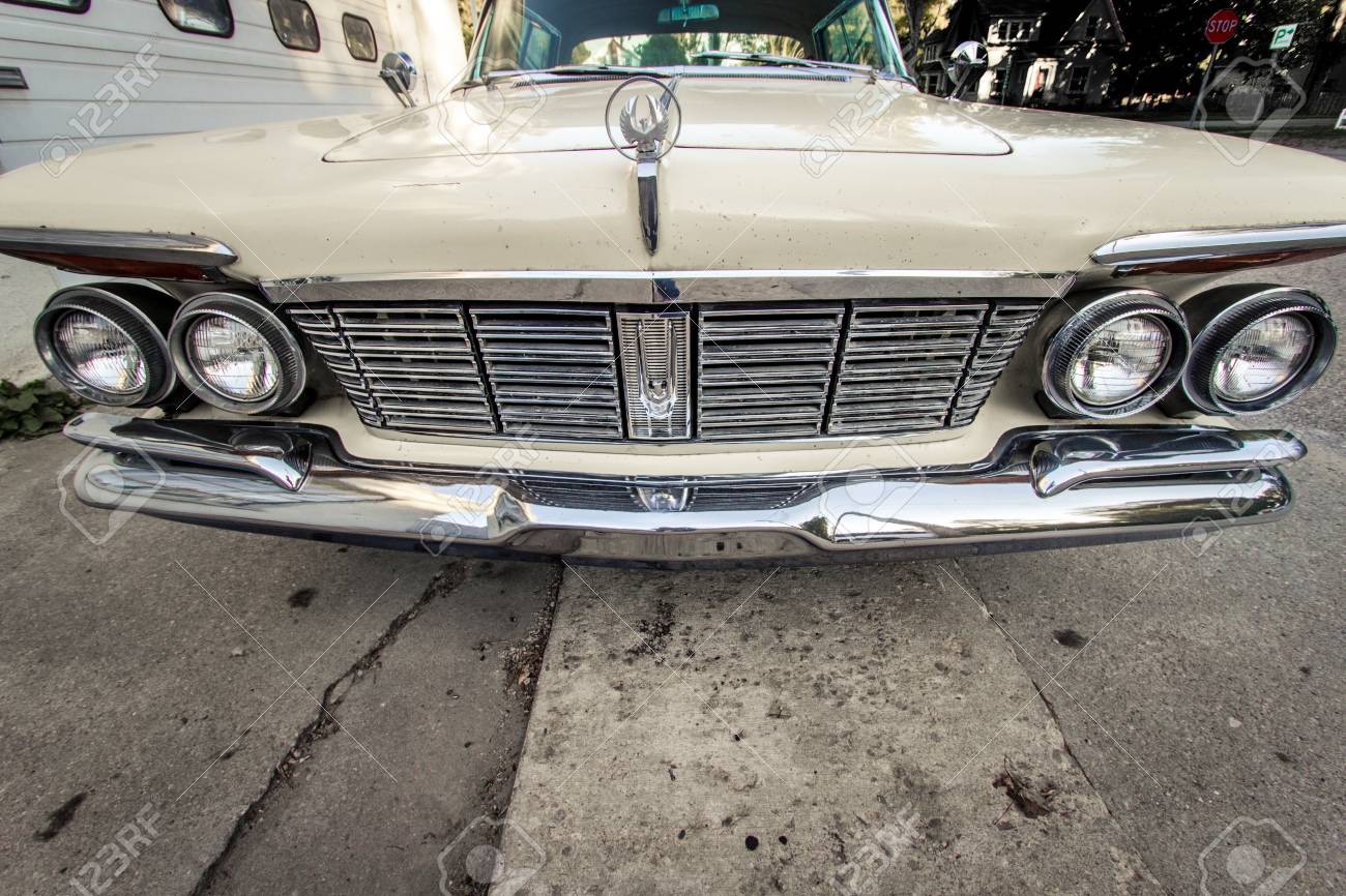古典的な 1960 年代のダッジ帝国のリーランド ミシガン州 アメリカ合衆国 17 年 10 月 1 日 フロント ビュー クライスラー 社製 帝国はリンカーンやキャデラックと競合する高級車として販売されました の写真素材 画像素材 Image
