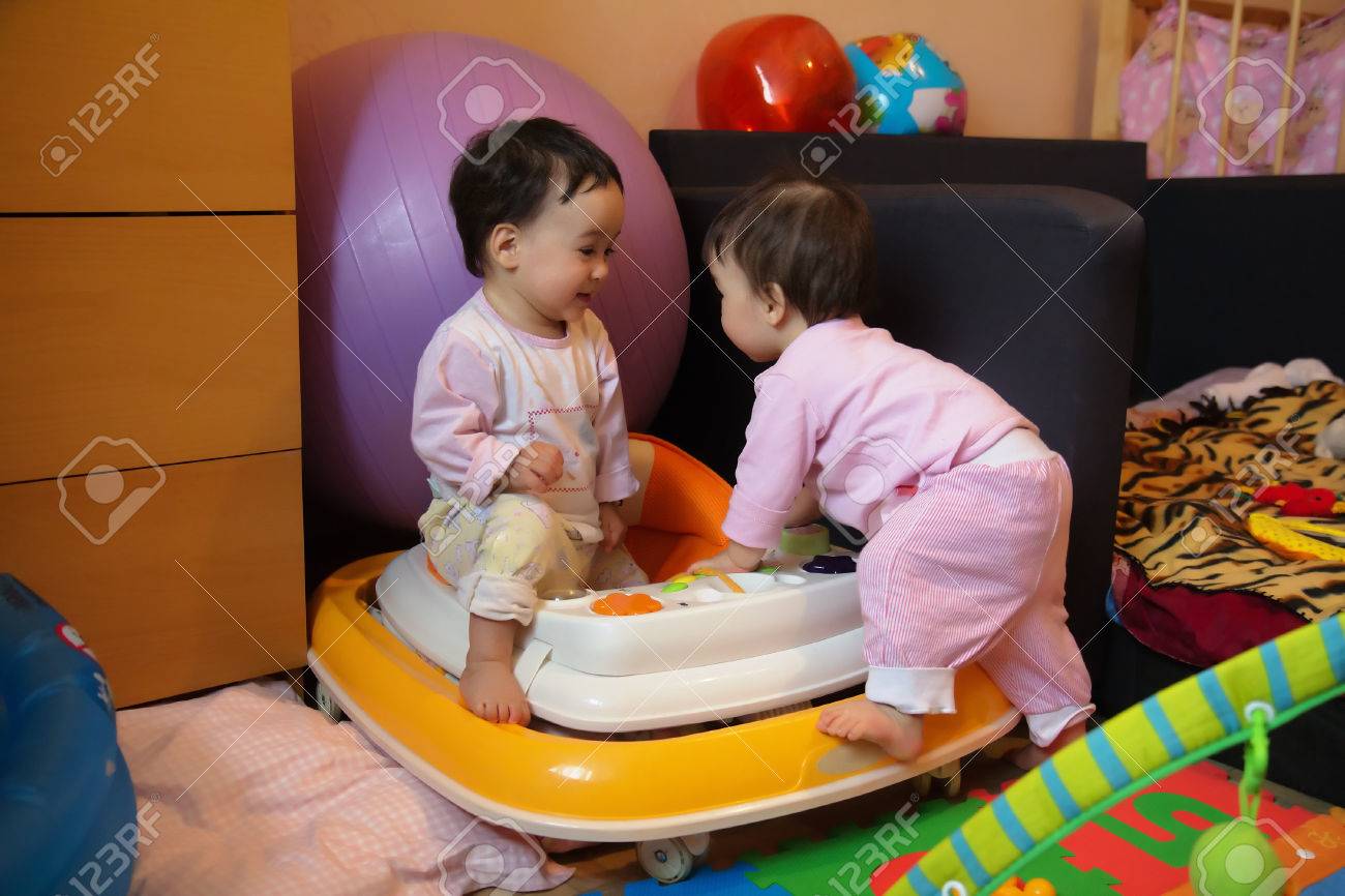 Deux Soeurs Jumelles Bebe Fille Jouant Ensemble Banque D Images Et Photos Libres De Droits Image