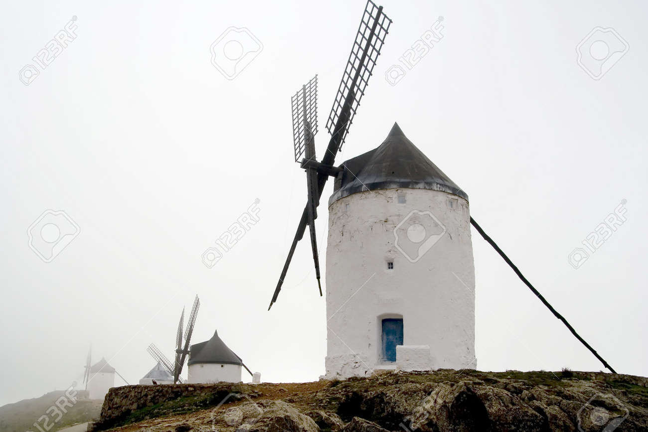 トレド州 カスティーリャ ラ マンチャ州 中央スペイン コンスエグラの町を見下ろす丘の上に 16 世紀にさかのぼる中世風車 Miguel デ セルバンテス サアベドラ小説ドン ドン キホーテ デ ラ マンチャで有名になった これらの風車があります