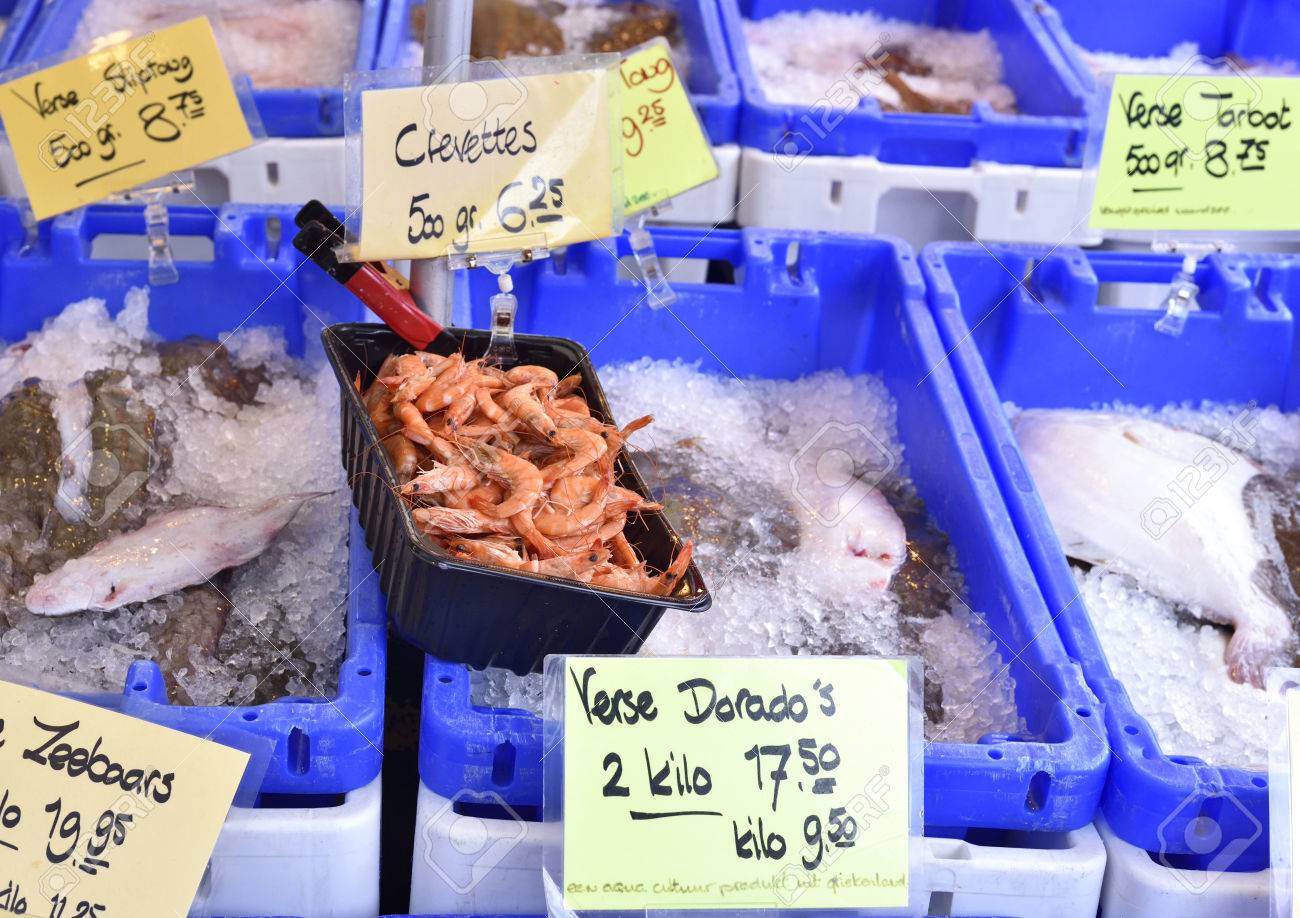 ハーレムの町広場に屋外市場 砕いた氷に新鮮な魚と毎週の市場 北の海の魚の様々 な種類 名前タグ本文オランダ語 の写真素材 画像素材 Image