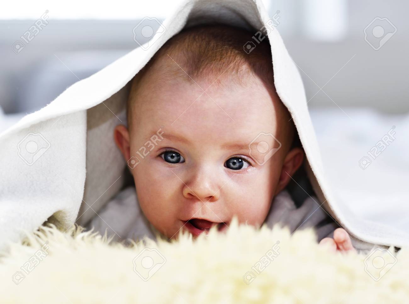 Doux Petit Bebe Cache Sous Une Couverture Blanche Gros Plan Bebe Mignon Banque D Images Et Photos Libres De Droits Image