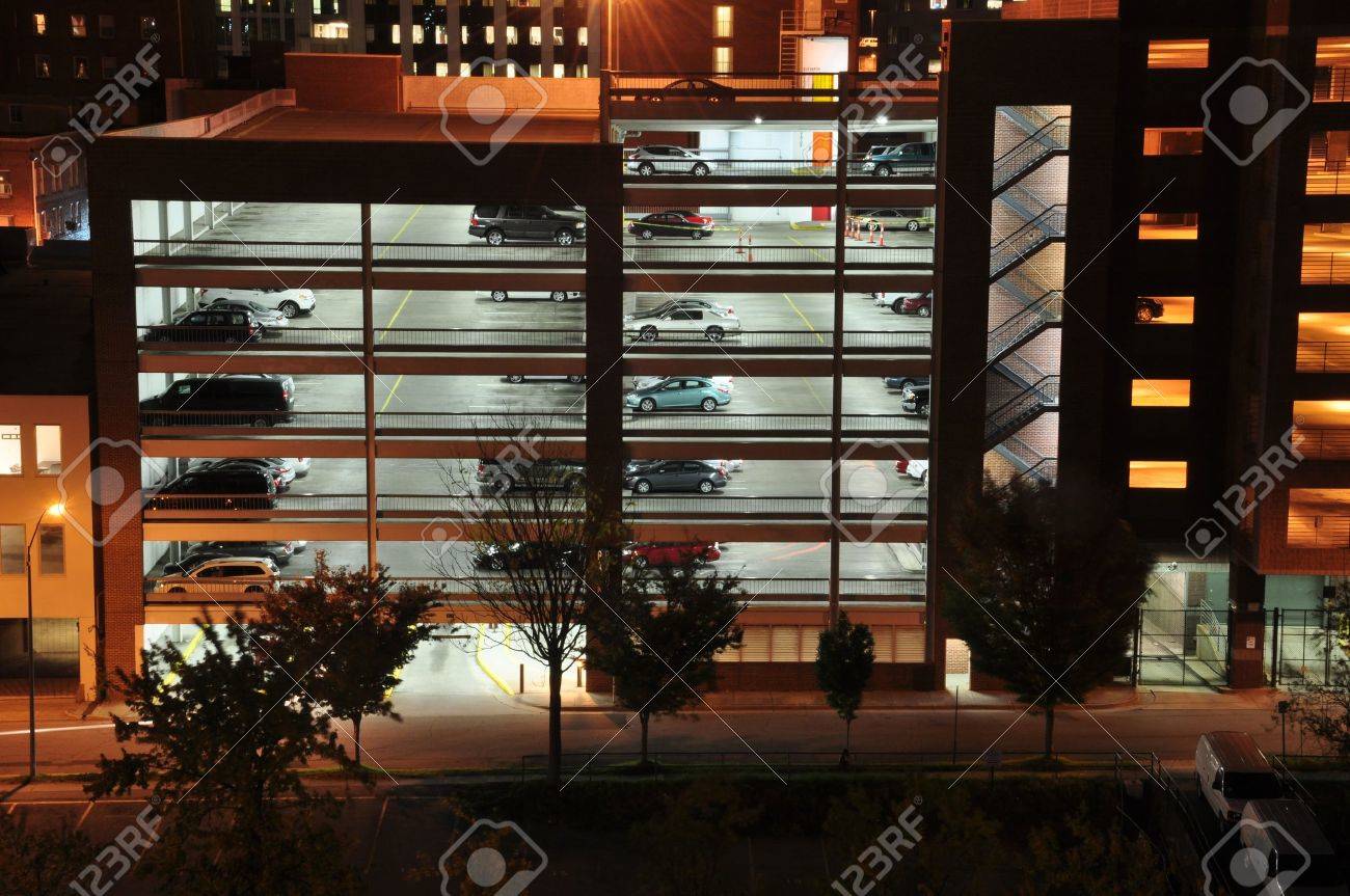 ローリー ノースカロライナ州のダウンタウンの駐車場の夜景の時間 の写真素材 画像素材 Image