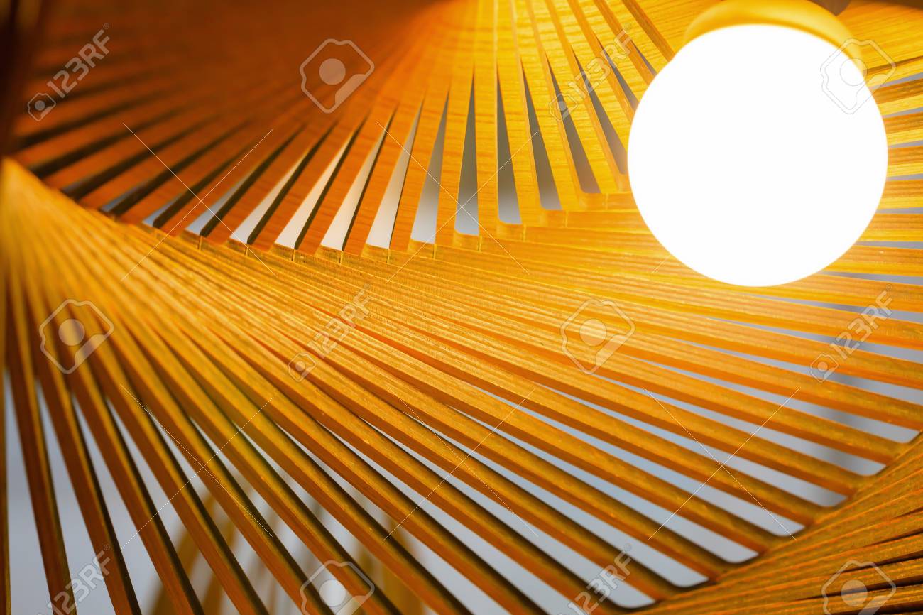 温かみのある照明と軽い木製の高級ランプ の写真素材 画像素材 Image