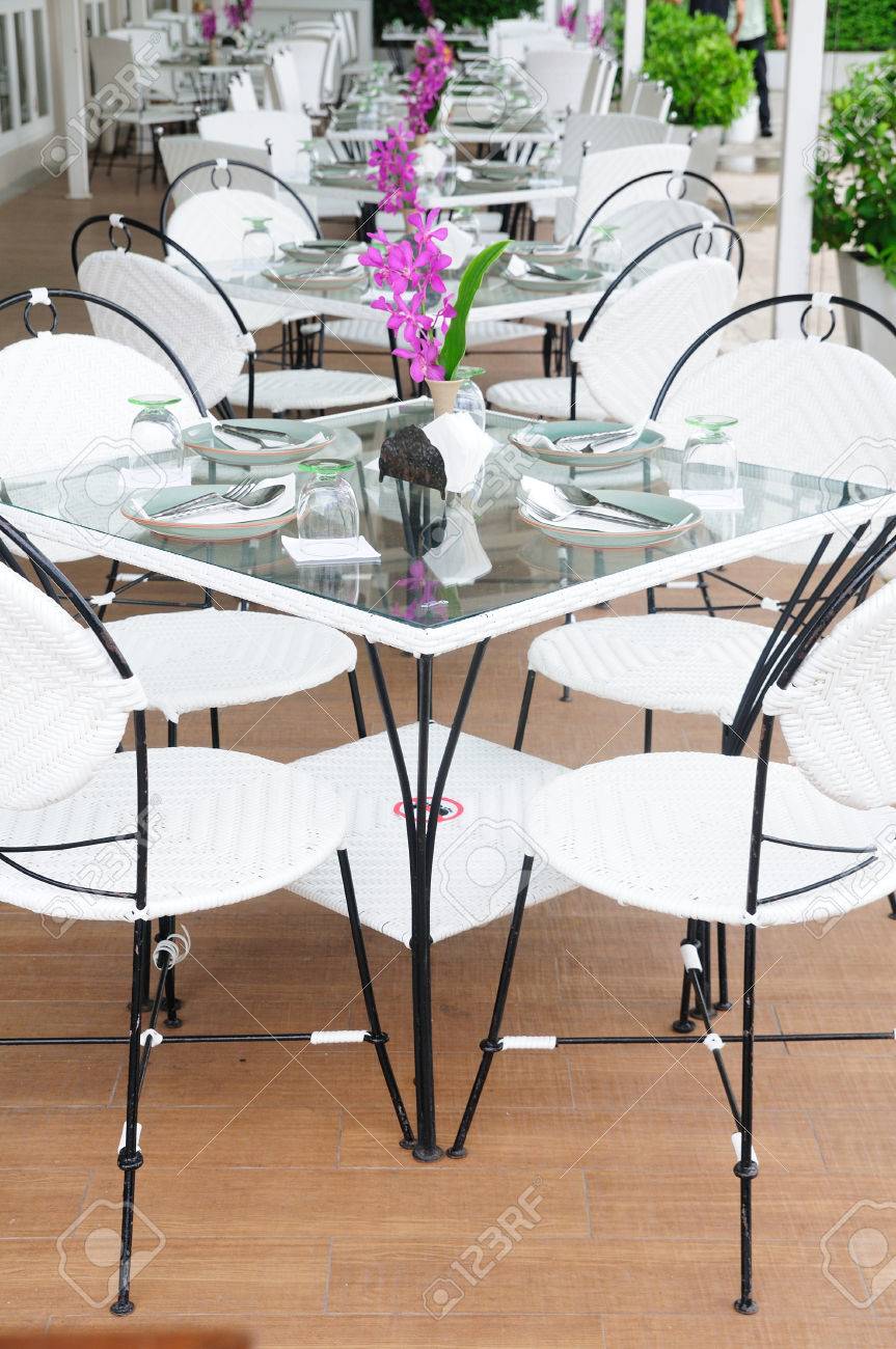 Tables De Diner De Luxe Fixe A L Exterieur Des Restaurants