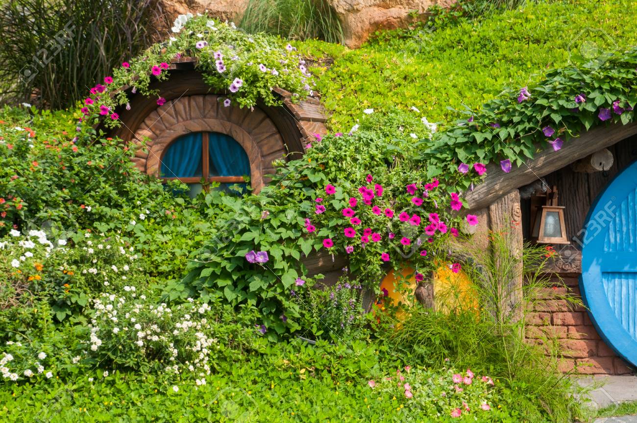 La casa de tus sueños 72982034-hermoso-jard%C3%ADn-con-flores-y-bonita-caba%C3%B1a-