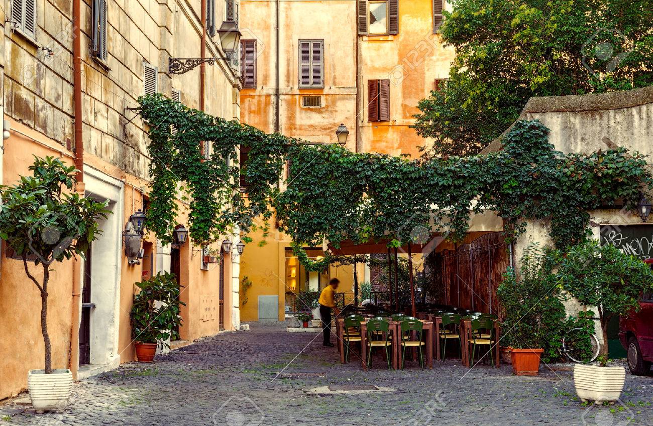 Vieille Rue De Trastevere à Rome, Italie Banque D'Images Et Photos Libres  De Droits. Image 41693655.