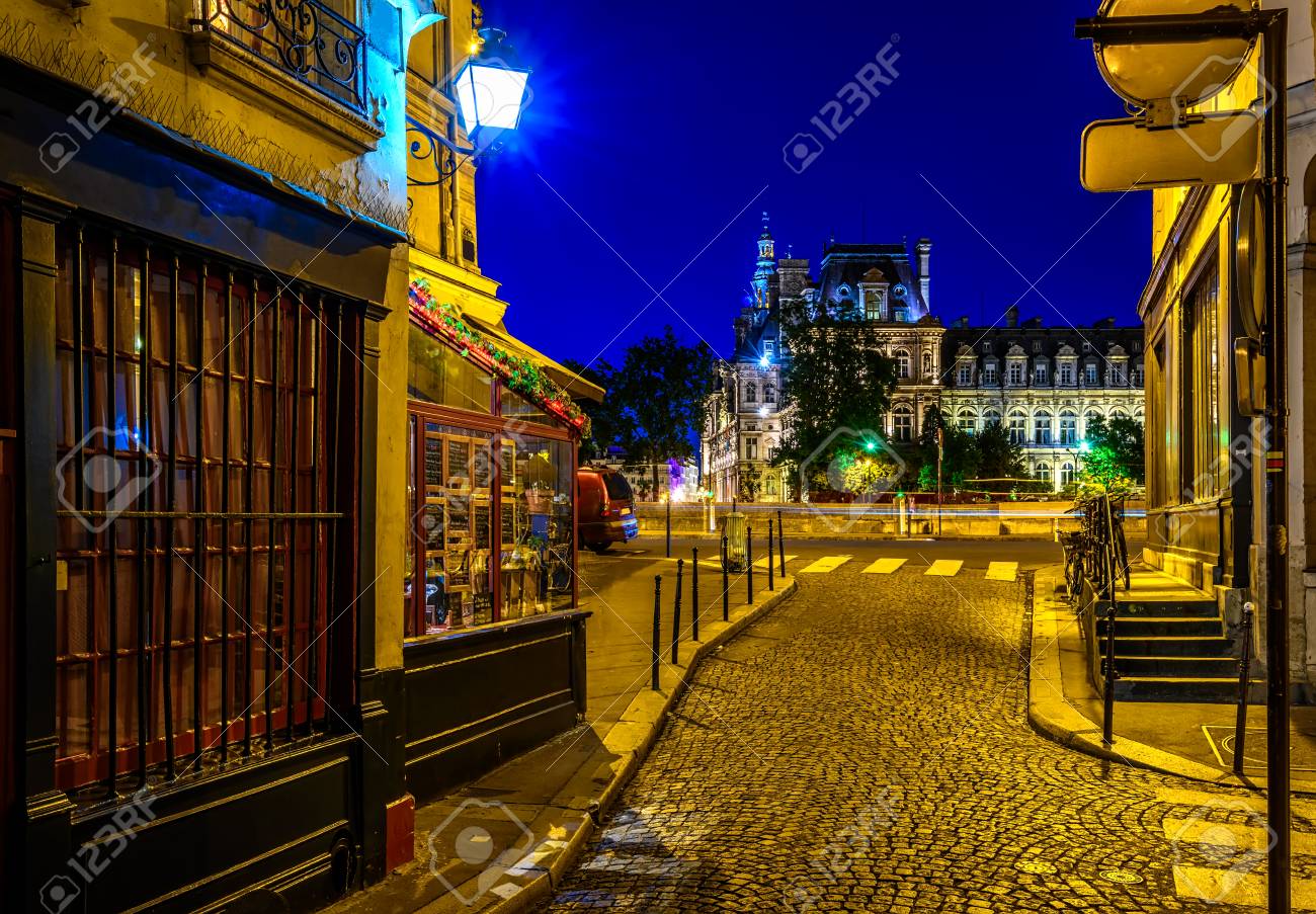 パリ フランスの古い通りは パリの夜の居心地の良い街並み の写真素材 画像素材 Image