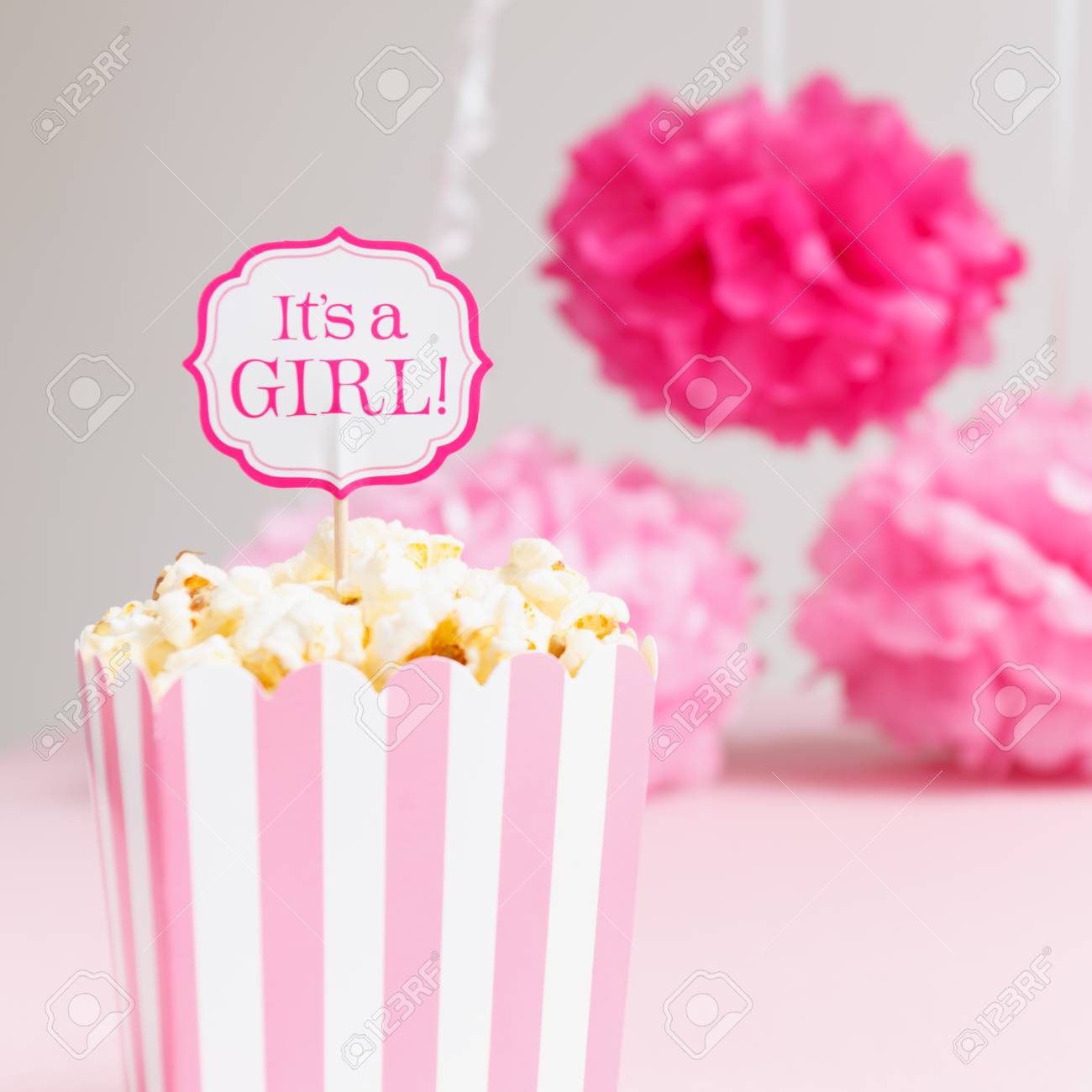 Es Un Signo De Niña En Una Bolsa De Palomitas En La Fiesta De Baby Shower. Fondo De Flores De Papel. Concepto De Celebración De Fiesta De Bienvenida Al Bebé. Fiesta Festiva Es Un Signo De Niña En Una Bolsa De Palomitas En La Fiesta De Baby Shower. Fondo De Flores De Papel. Concepto De Celebración De Fiesta De Bienvenida Al Bebé. Fiesta Festiva