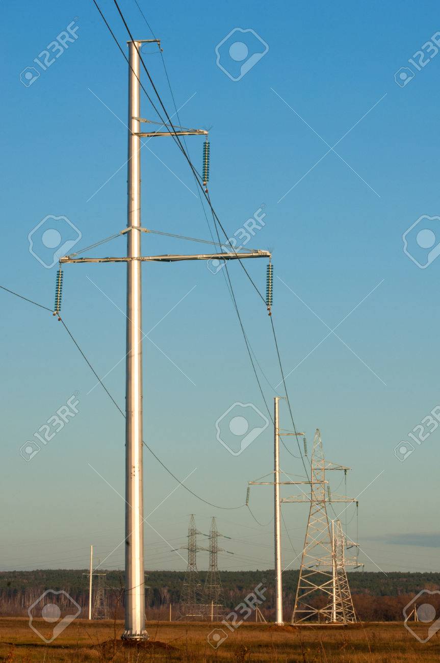 秋の電柱 電力線 大規模な送電鉄塔や送電線 の写真素材 画像素材 Image 秋の電柱 電力線 大規模な送電鉄塔や送電線 の写真素材 画像素材 Image