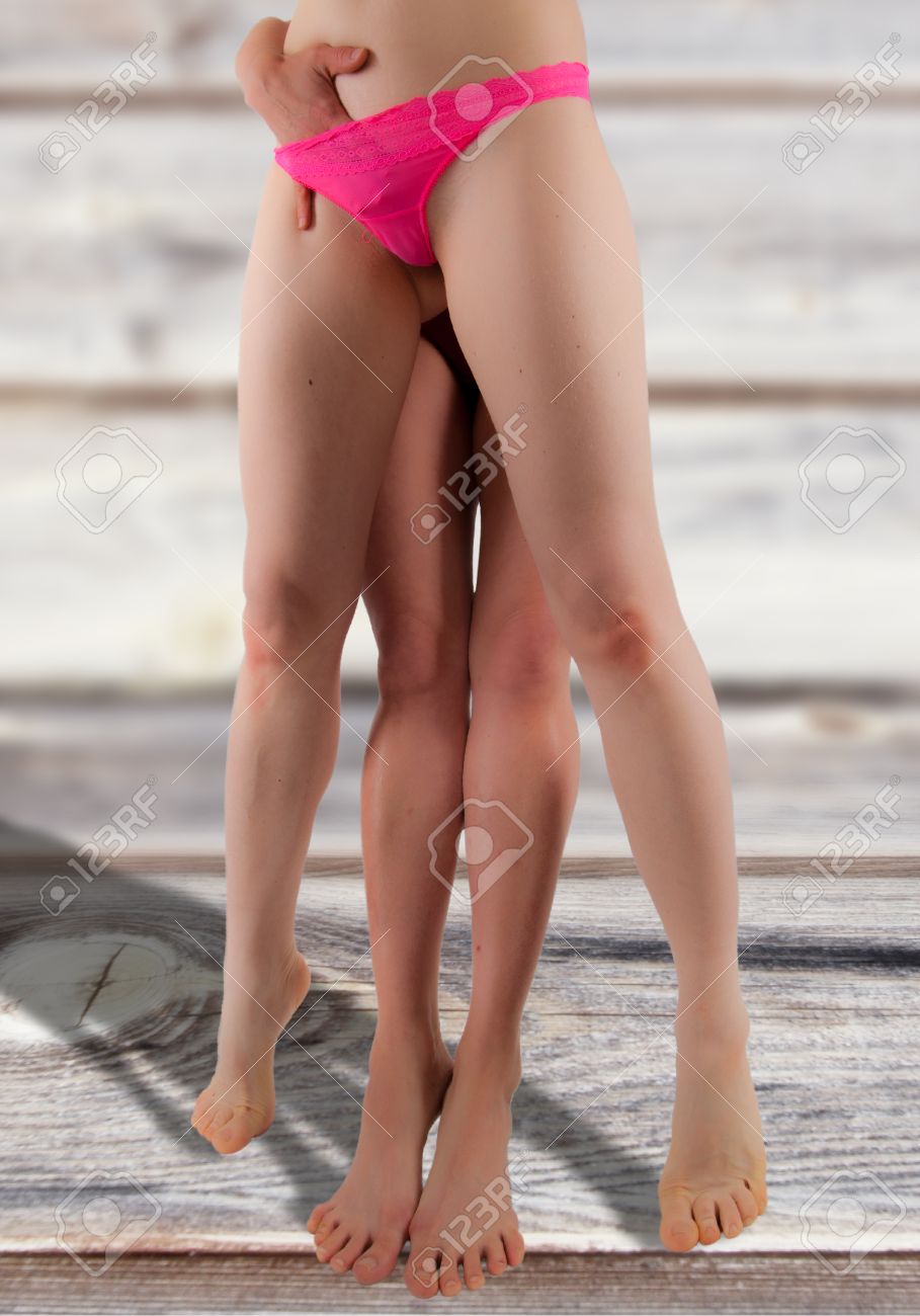 Pies Niña Fotografiada En El Estudio. XXX, Lesbiana, Marimacho. O  Relacionados Con La Isla De Lesbos. Fotos, retratos, imágenes y fotografía  de archivo libres de derecho. Image 46490106