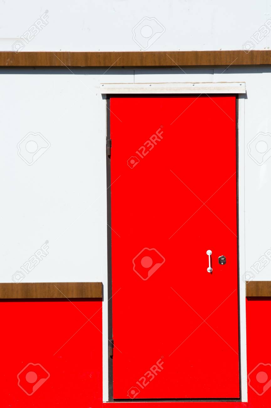 Textura Fundo Padrao Porta Vermelha Abertura Um Furo Na Parede Para Entrar E Sair Bem Como O Alvo Para Fechar Esta Abertura Fotos Retratos Imagenes Y Fotografia De Archivo Libres De Derecho