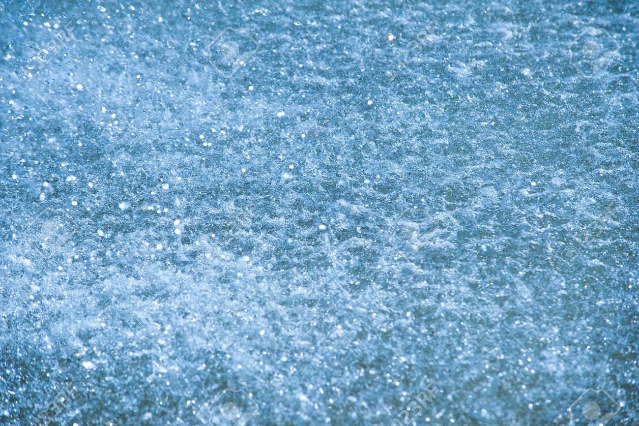 Textura Plano De Fundo Salpicos De Agua De Uma Fonte O Jato De Fluido E Ejetado Da Pressao Ou Forca Do Orificio Do Tubo Fotos Retratos Imagenes Y Fotografia De Archivo Libres