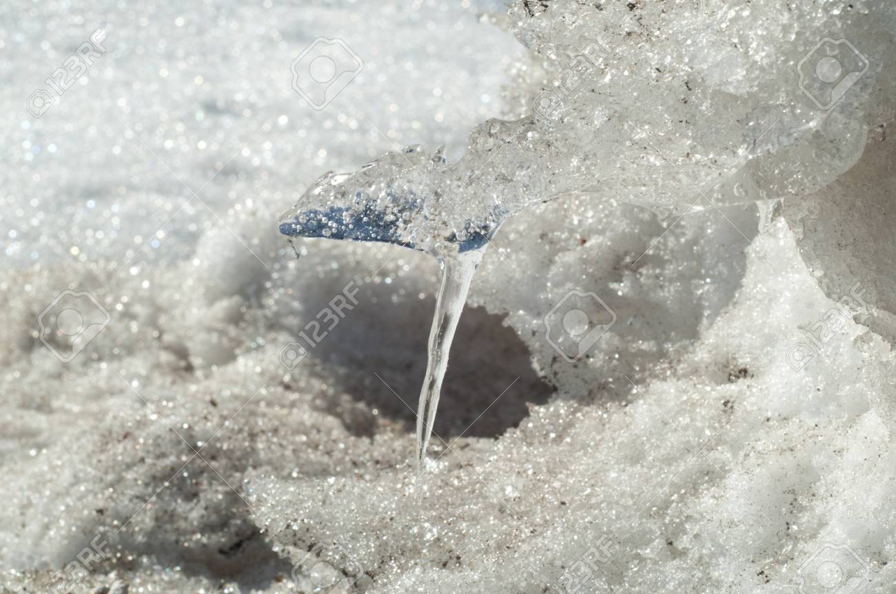 テクスチャ 背景 パターン 春の雪は溶けてしまう 暖かい季節の始まり 春 穏やかな朝の日差しで街の地面に雪を溶かす の写真素材 画像素材 Image テクスチャ 背景 パターン 春の雪は溶けてしまう 暖かい季節の始まり 春 穏やかな朝の日差しで街の地面に雪を溶かす の写真素材 画像素材 Image
