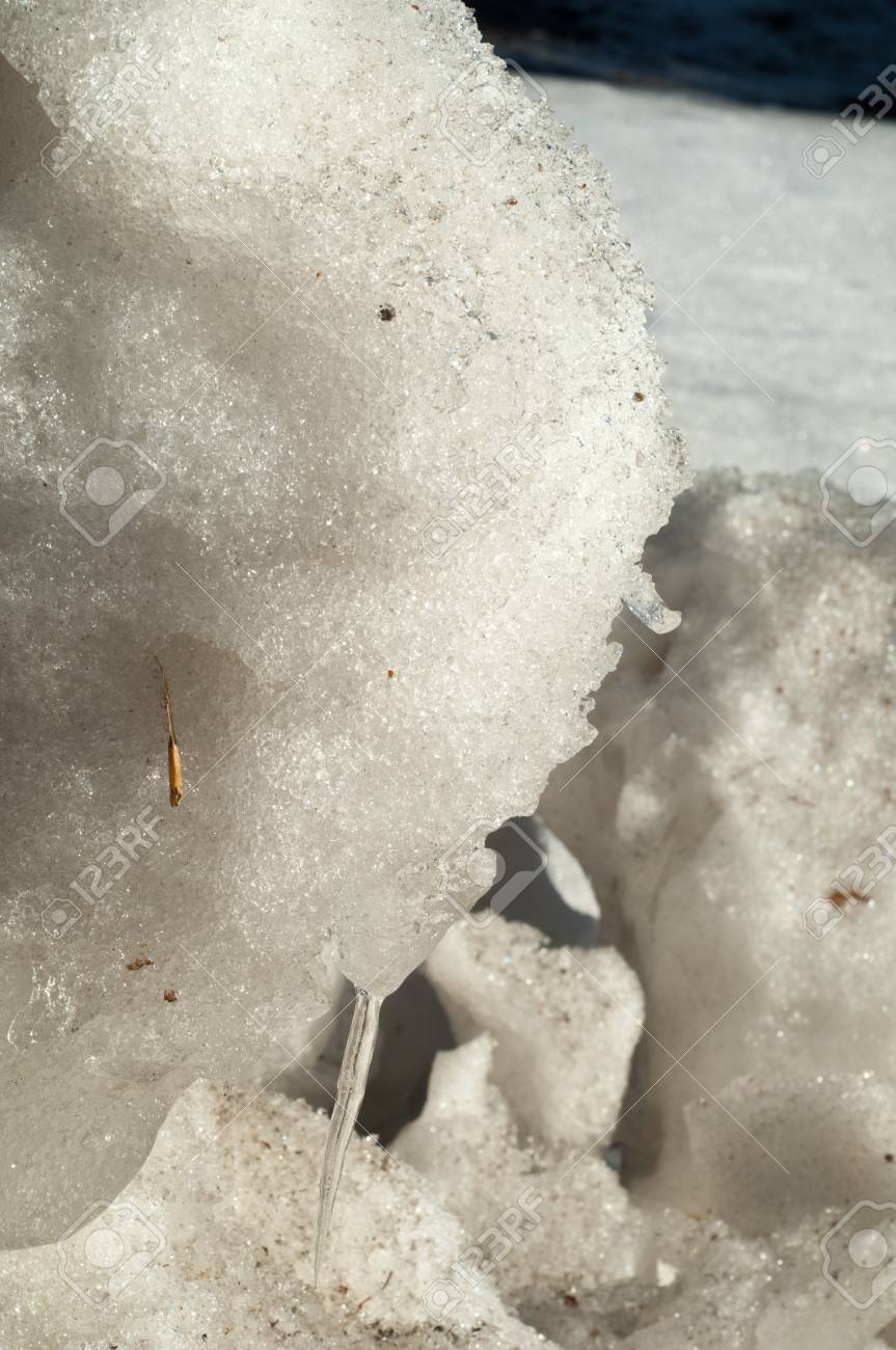テクスチャ 背景 パターン 春の雪は溶けてしまう 暖かい季節の始まり 春 穏やかな朝の日差しで街の地面に雪を溶かす の写真素材 画像素材 Image