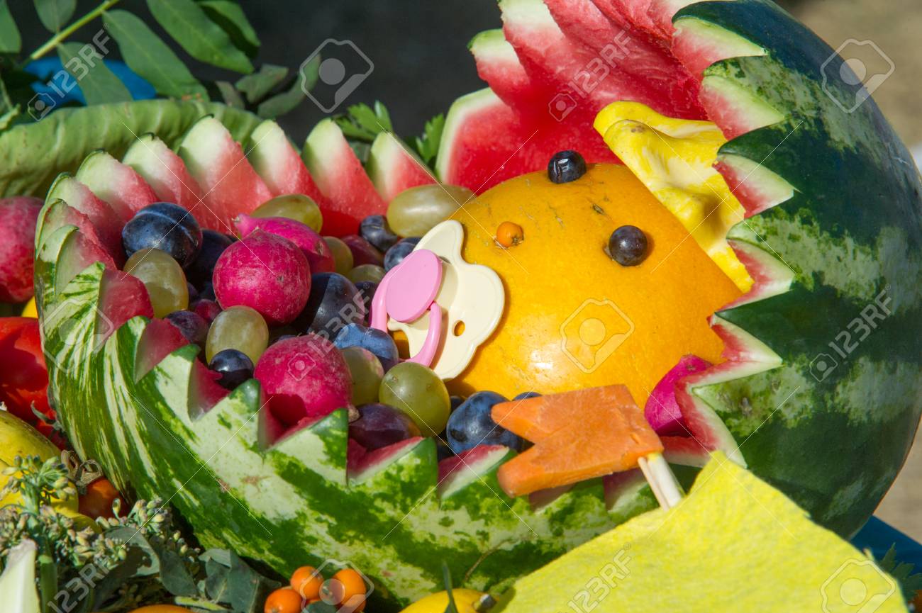 Hintergrundtextur Stilleben Von Gemuse Baby Wiege Wassermelone Melone Trauben Rettich Patsony Schwarze Pflaume Lizenzfreie Fotos Bilder Und Stock Fotografie Image