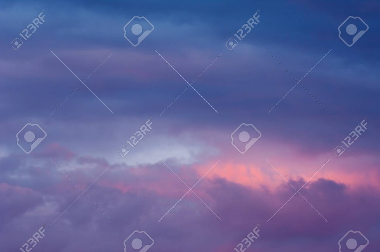 テクスチャ 背景 パターン 空は夕焼け 夜明けです 雲の色 赤 暗い青 オレンジ パステル色 夕暮れ時のロマンチックなパステルの空 動的な劇的な表現力豊かな雲と空 の写真素材 画像素材 Image 87