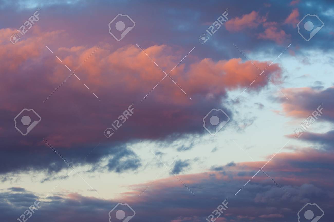 テクスチャ 背景 パターン 空は夕焼け 夜明けです 雲の色 赤 暗い青 オレンジ パステル色 夕暮れ時のロマンチックなパステルの空 動的な劇的な表現力豊かな雲と空 の写真素材 画像素材 Image 6318