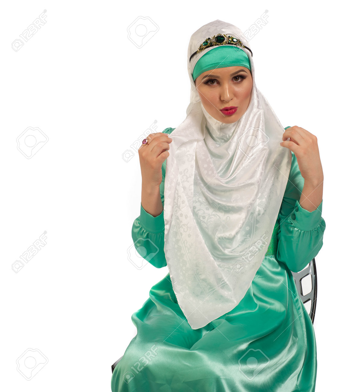 De Estudio Musulmana, La Palabra árabe Hijab (øø¬ø§ø¨) Traducida Literalmente Al Inglés Como "velo". Vestimenta Manda Además De Bajar La Mirada Y Preservar La Castidad. Fotos, Retratos, Imágenes