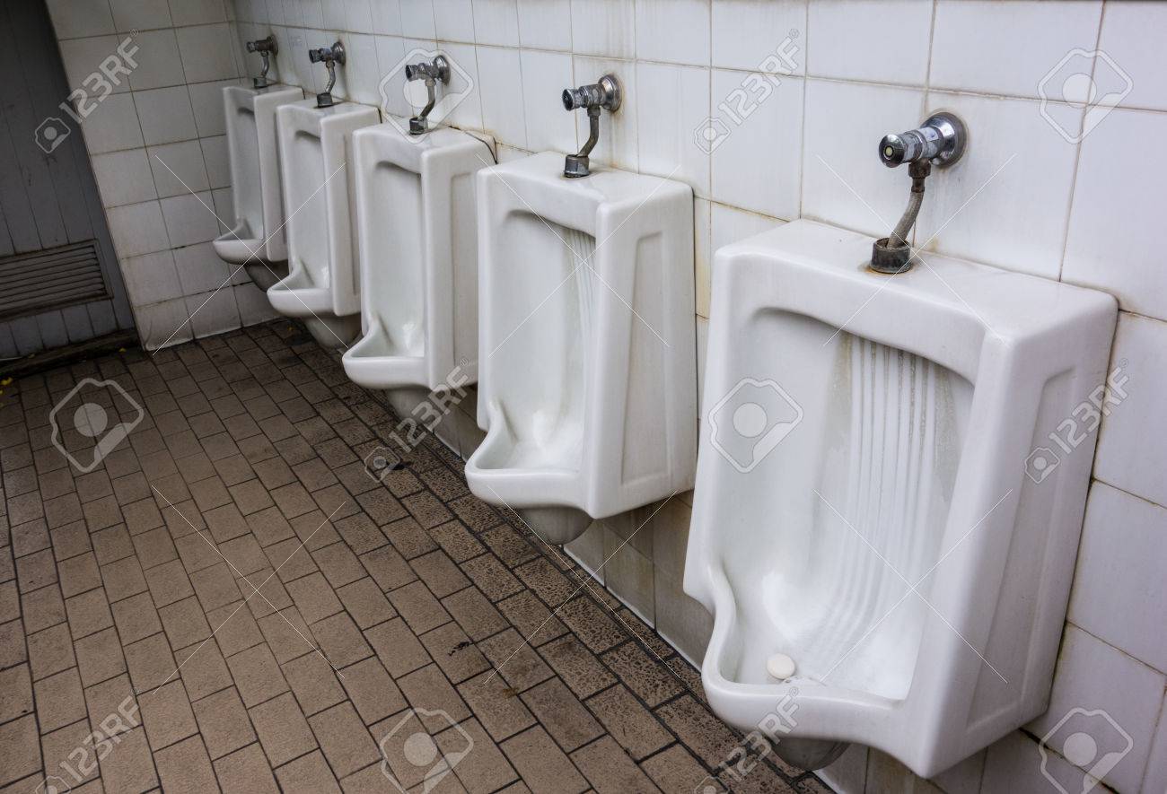 屋外小便器男性トイレの古い行 の写真素材 画像素材 Image