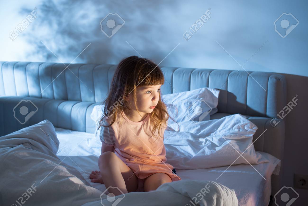 子供の夜驚症 暗闇の恐怖 夜ベッドで赤ちゃん テキストを挿入する空の空間 の写真素材 画像素材 Image