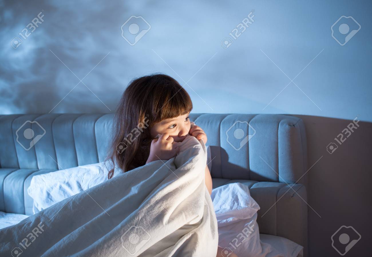 子供の夜驚症 暗闇の恐怖 夜ベッドで赤ちゃん テキストを挿入する空の空間 の写真素材 画像素材 Image 8736